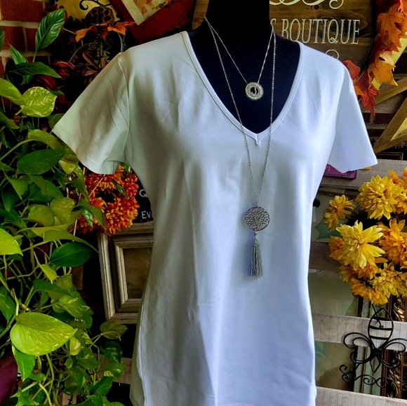 Mangdiup V-neck Top - Picture 8 of 12